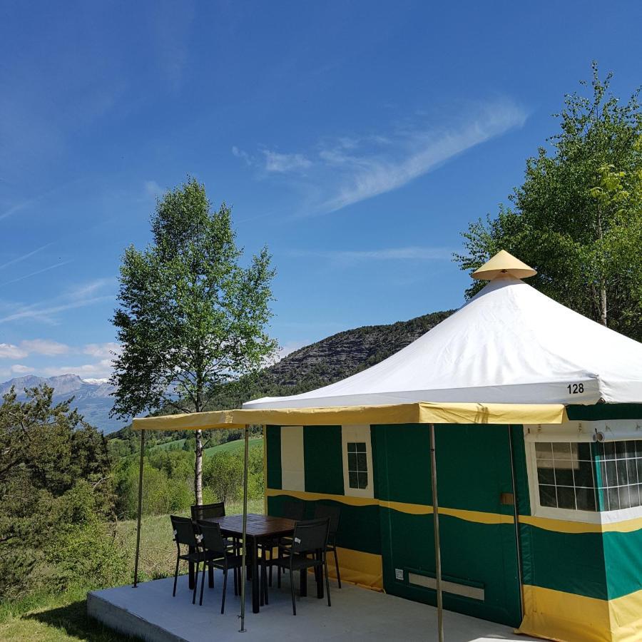 Village De Chalets Et Camping La Pierre De L'Aigle La Bréole 外观 照片