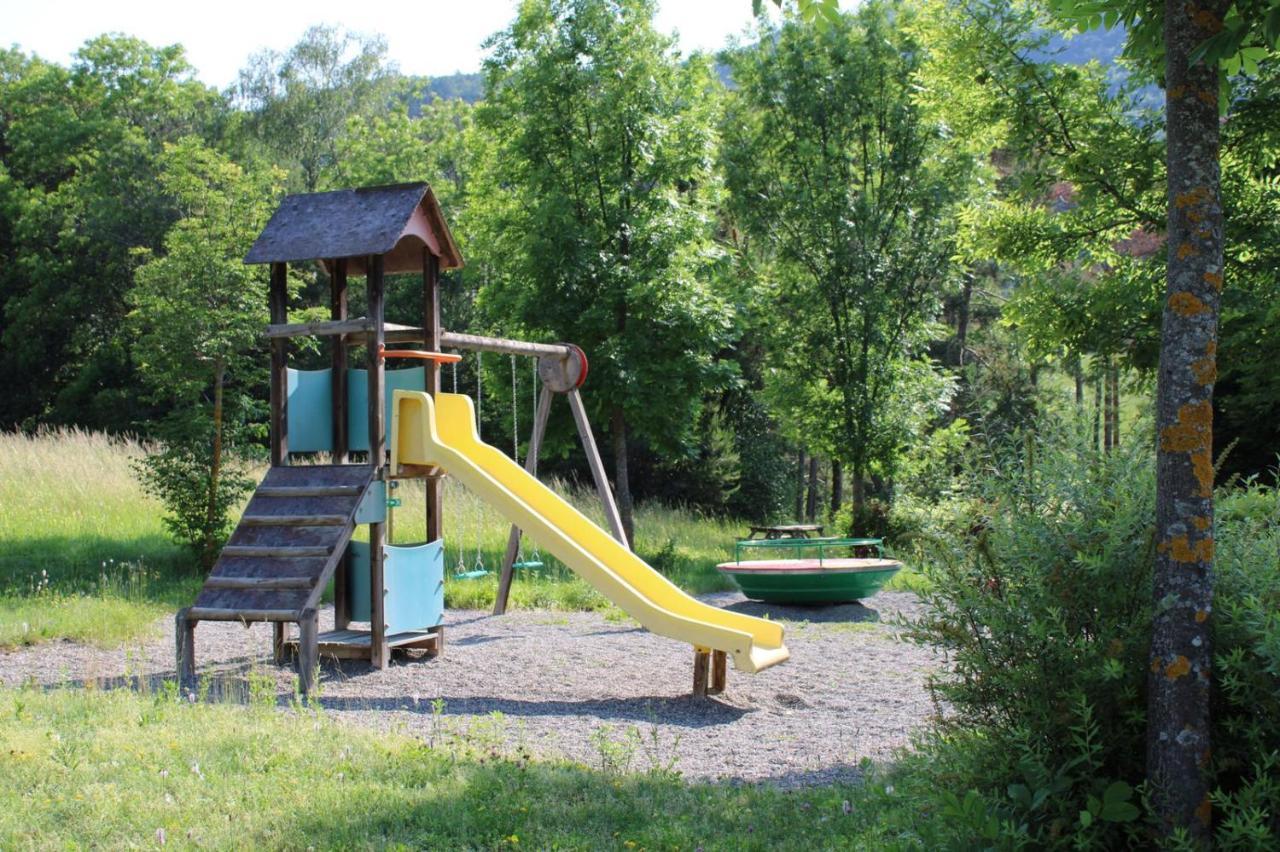 Village De Chalets Et Camping La Pierre De L'Aigle La Bréole 外观 照片