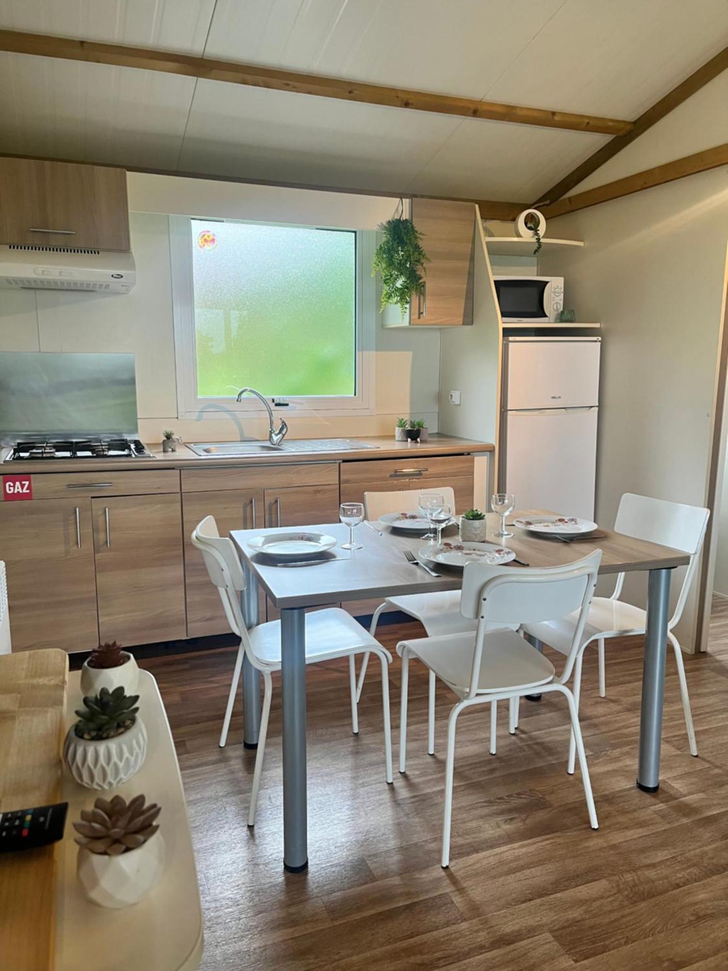 Village De Chalets Et Camping La Pierre De L'Aigle La Bréole 外观 照片