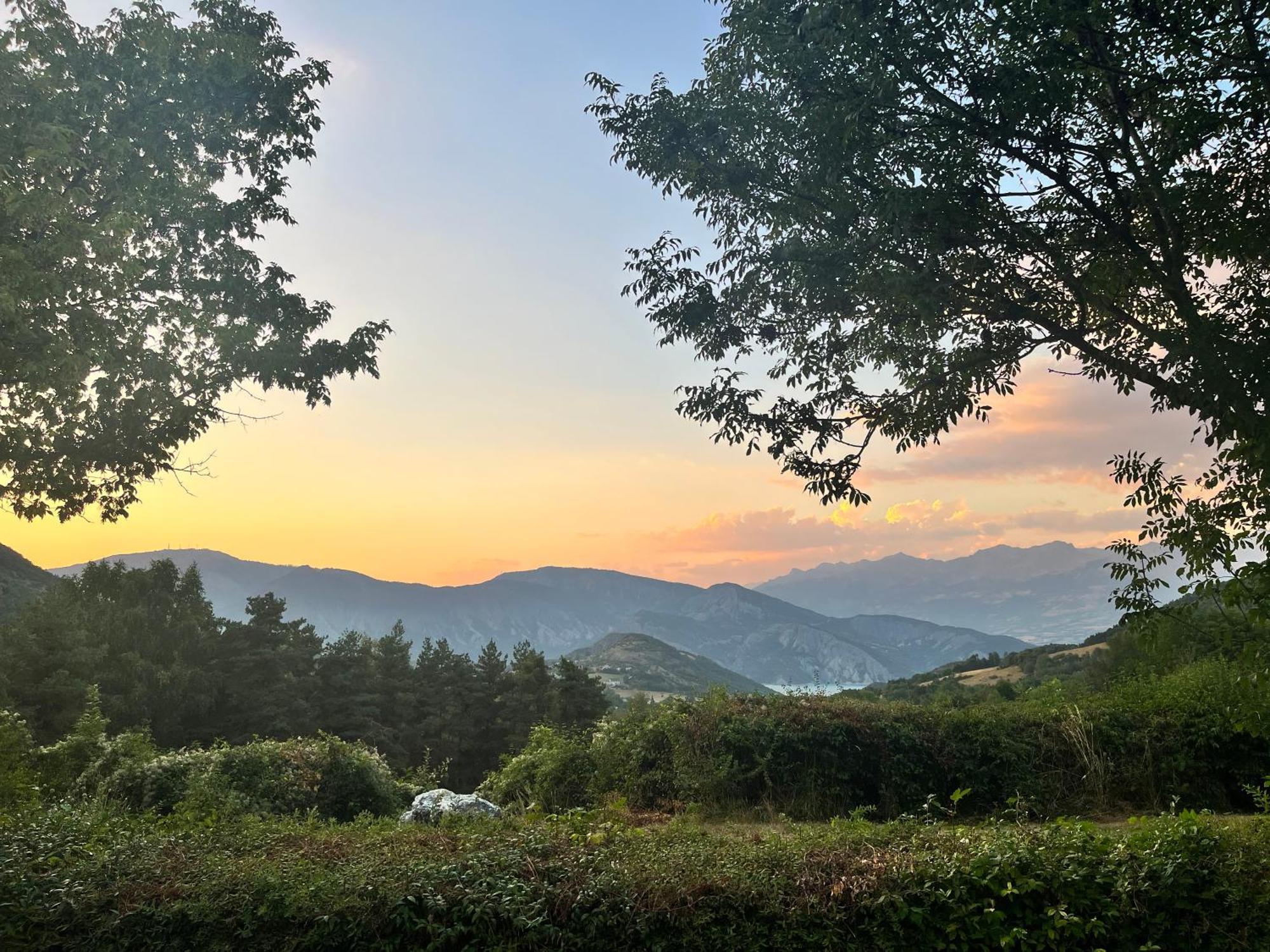 Village De Chalets Et Camping La Pierre De L'Aigle La Bréole 外观 照片
